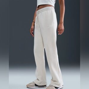 Nike Sportswear Phoenix Fleece
Women's Mid-Rise Open-Hem Pants M
